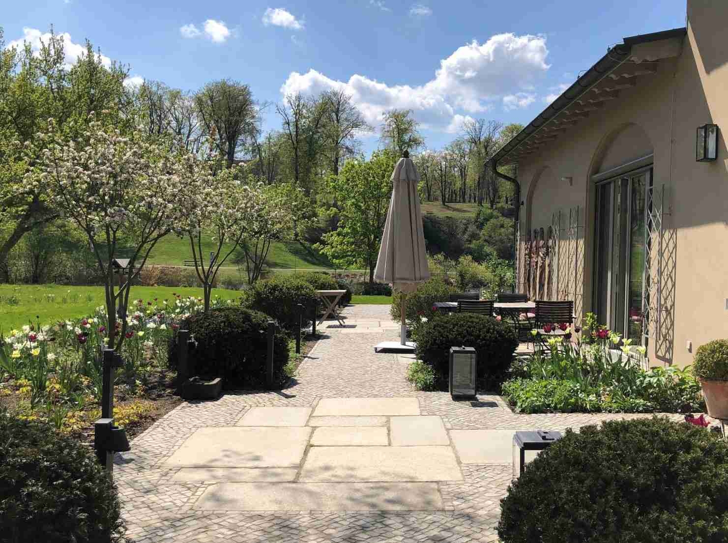 ein Garten am Wasser